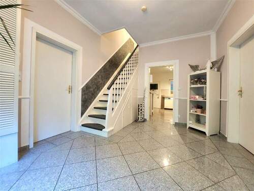 Diele mit Holztreppe Einfamilienhaus Nahe - 