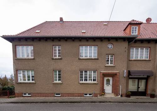 Hausansicht mit ehemaliger Boutique - Listenpreis 395.000,00 € - Geräumiges Stadthaus in Malchin - 2 große Wohnungen, gepflegtes Grundstück mit Sitzecke und Garage