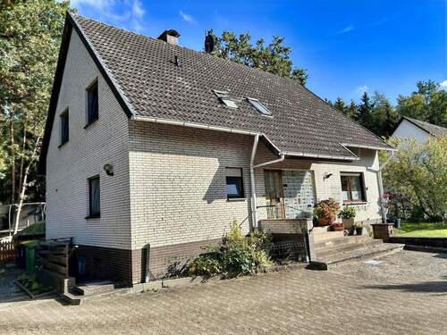 Seitliche Hausansicht mit Eingangsbereich - 6 Zimmer Mehrfamilienhaus, Wohnhaus in Walsrode