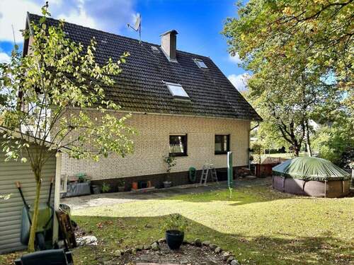 Seitliche Hausansicht mit Garten - 