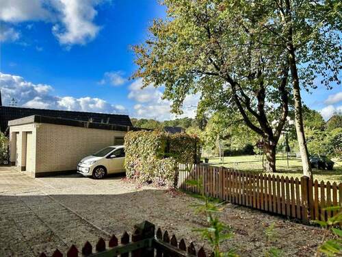 Hofansicht mit Doppelgarage - 