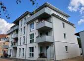 Ansicht Hofseite - Aufzug und Balkon: Moderne 2-Zimmer-Wohnung in Grimmen