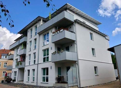 Ansicht Hofseite - Aufzug und Balkon: Moderne 2-Zimmer-Wohnung in Grimmen
