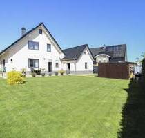 Neuwertiges Einfamilienhaus mit Fußbodenheizung, Kamin, Garage und schönem Garten in Niederntudorf - Salzkotten