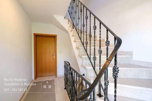 Treppenhaus zum Dachgeschoss - 