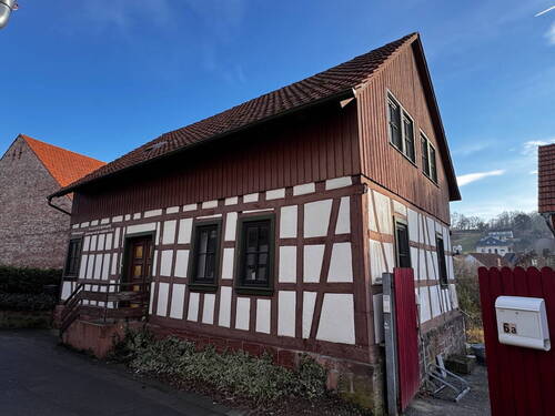 Objekt steht direkt auf der Grundstücksgrenze zum Nachbarhof - 