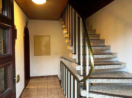 6 Eingangsbereich und Treppenhaus.jpg - 