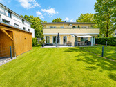 Gartenansicht im Frühling - Wohnen wie im eigenen Haus - moderne 3-Zimmer-Wohnung mit Garten & Privatsphäre