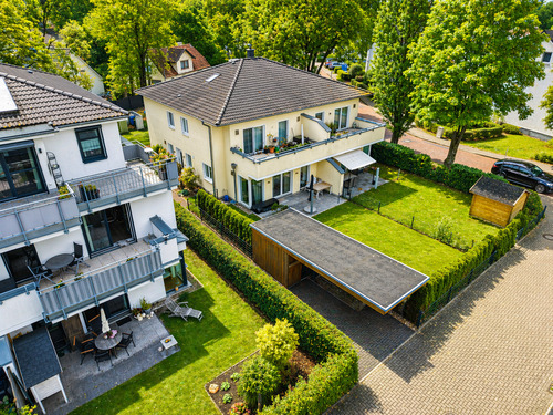Seitlicher Blick auf den Garten mit Carport - Etagenwohnung mit 90,10 m&sup2; in Achim zum Kaufen