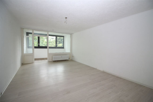 Wohnzimmer - Sofort beziehbar-3-Zimmer-Wohnung in modernisiertem Haus