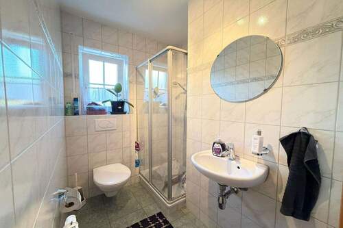 EG Bad mit WC und Dusche - 