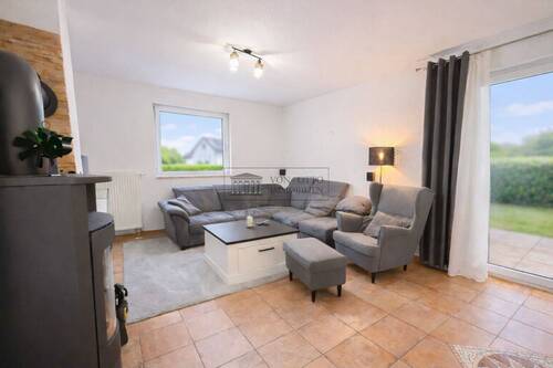 Gemütliches Wohnzimmer - 4 Zimmer Mehrfamilienhaus, Wohnhaus zum Kaufen in Toppenstedt