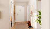 großzügiger Flur mit Blick auf die Wohnungstür - 2 Zimmer Etagenwohnung in Berlin