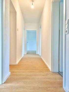 Flur - Erstbezug nach Sanierung: 3-Zimmer-Wohnung mit Balkon