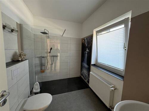 Bad mit ebenerdiger Dusche - 