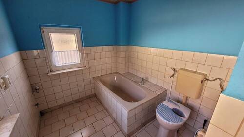 Bad mit Wanne - 