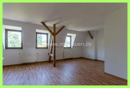 Wohnzimmer - Plauen-Neundorf: 2-Zimmer-Dachgeschosswohnung mit 80 m² & Stellplatz