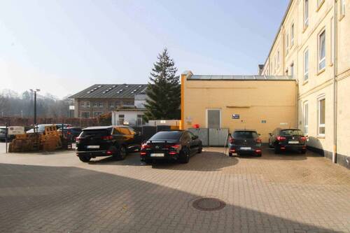 Parkplätze und Müllstation - 