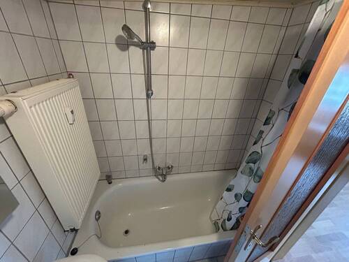 Bad mit Wanne - 