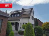 Ansicht mit PV- und Solaranlage - Einfamilienhaus mit 130,00 m&sup2; in Oberhausen zum Kaufen