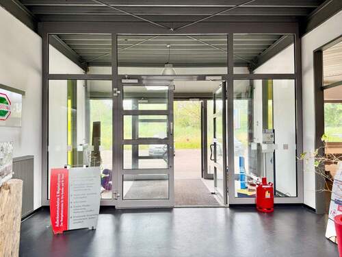 Eingang Windfang.jpg - Halle zum Kaufen in Wilhelmshaven