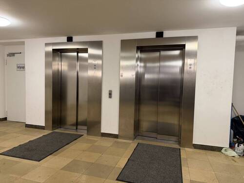 Aufzüge im Eingangsbereich - Büro in Düsseldorf