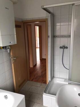 Badezimmer mit Dusche - 