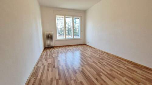 Wohnzimmer mit Blick zum Fenster.jpg - 2 Zimmer Etagenwohnung zum Kaufen in Berlin