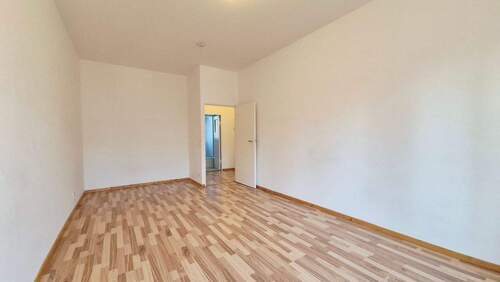 Wohnzimmer mit Blick zum Flur.jpg - 2 Zimmer Etagenwohnung in Berlin