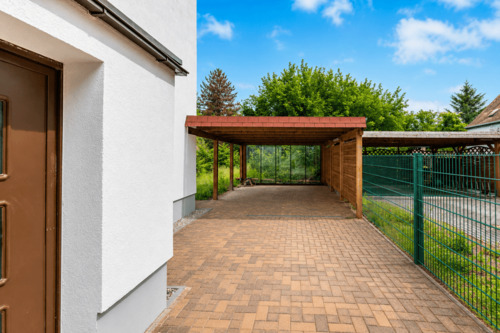 Carport - 7 Zimmer Doppelhaushälfte in Schkopau