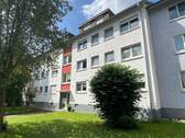 Außenansicht Vorderseite - Sanierte 3-Zi.-Wohnung mit Südbalkon, EBK und Garage