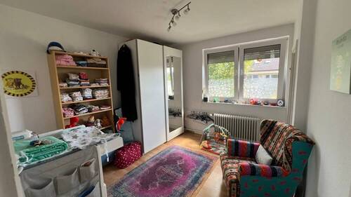 Zimmer mit Aufgang Dachboden - 