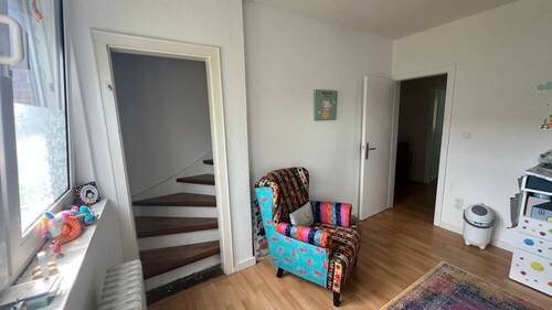 Zimmer mit Aufgang Dachboden - 