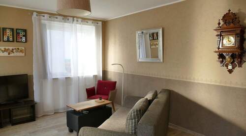 Wohnraum 1 - Provisionsfrei für Käufer: freies, teilmöbliertes + sonniges Südbalkon-Apartment mit Lift
