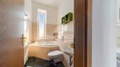 Badezimmer + Eckbadewanne - Etagenwohnung mit 70,80 m&sup2; in Berlin zum Kaufen