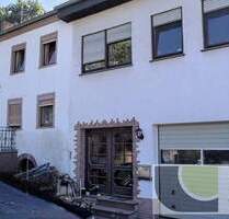 Aus Bankverwertung! Zwei nebeneinanderliegende Reihenwohnhäuser mit Garage - Kirf Meurich