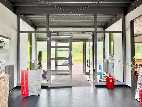 Eingang Windfang.jpg - Halle zur Miete in Wilhelmshaven