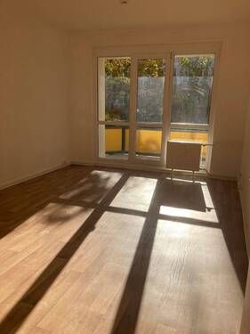 Wohnzimmer - 3 Zimmer, WG geeignet, EBK kommt rein