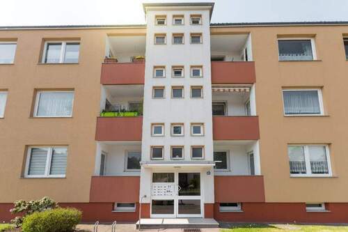 Hausansicht - Geräumige 2-Zimmer-Wohnung mit 2 Balkonen in Bremerhaven-Geestemünde-Süd!