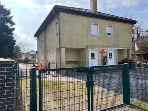 Haupteingang Kindergarten von Finowstraße - Paketverkauf in Falkensee: Zwei Reihenhäuser in ruhiger u. grüner Siedlungslage nahe Potsdam +Berlin