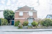 Strassenansicht - Modernisiertes freistehendes Einfamilienhaus mit 8 Zimmern und Gartenidylle in Leverkusen