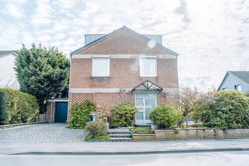 Strassenansicht - Modernisiertes freistehendes Einfamilienhaus mit 8 Zimmern und Gartenidylle in Leverkusen