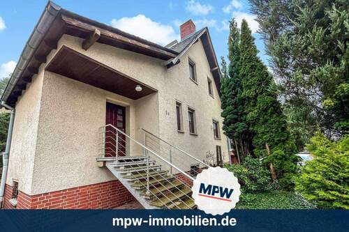 Hausansicht - Einfamilienhaus mit Wintergarten in ruhiger Lage - gepflegt und Entwicklungspotenzial