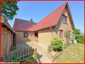 Terrasse zwischen Haus und Nebengebäude - 