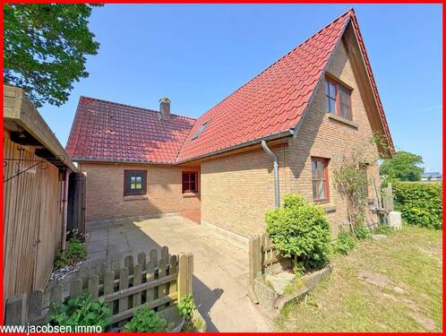 Terrasse zwischen Haus und Nebengebäude - 