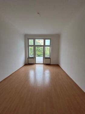 Wohnzimmer 1 - 2 Zimmer Etagenwohnung zum Kaufen in Berlin