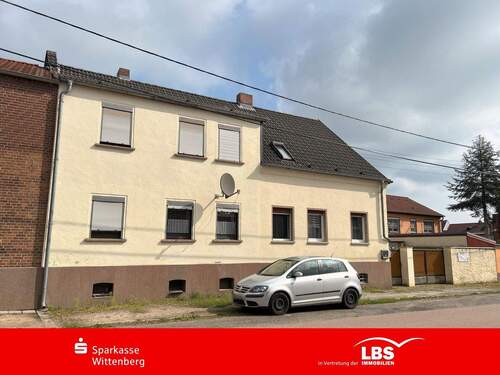 Haus Front mit Einfahrt - Mehrgenerationshaus für Handwerker