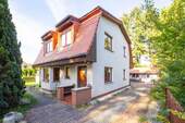 Einfamilienhaus in Berlin-Müggelheim - Seenah! Mit Einbauküche, Fußbodenheizung, Carport, Nebengebäude usw.: Einfamilienhaus in Müggelheim