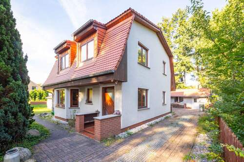 Einfamilienhaus in Berlin-Müggelheim - Seenah! Mit Einbauküche, Fußbodenheizung, Carport, Nebengebäude usw.: Einfamilienhaus in Müggelheim