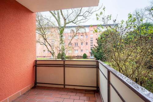 Gemütlicher Balkon mit Blick in den Innenhof - 3 Zimmer Etagenwohnung zum Kaufen in Berlin